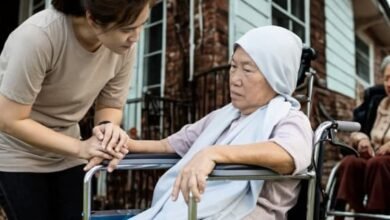 هل يجب على الزوجة خدمة أم زوجها المقعدة؟