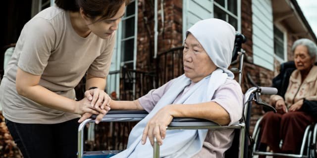 هل يجب على الزوجة خدمة أم زوجها المقعدة؟