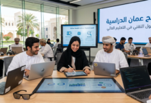 Students collaborating in a technology classroom beneath an Arabic higher education presentation